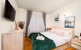Central Elegant - Anastasia Apartment - By Openhouse